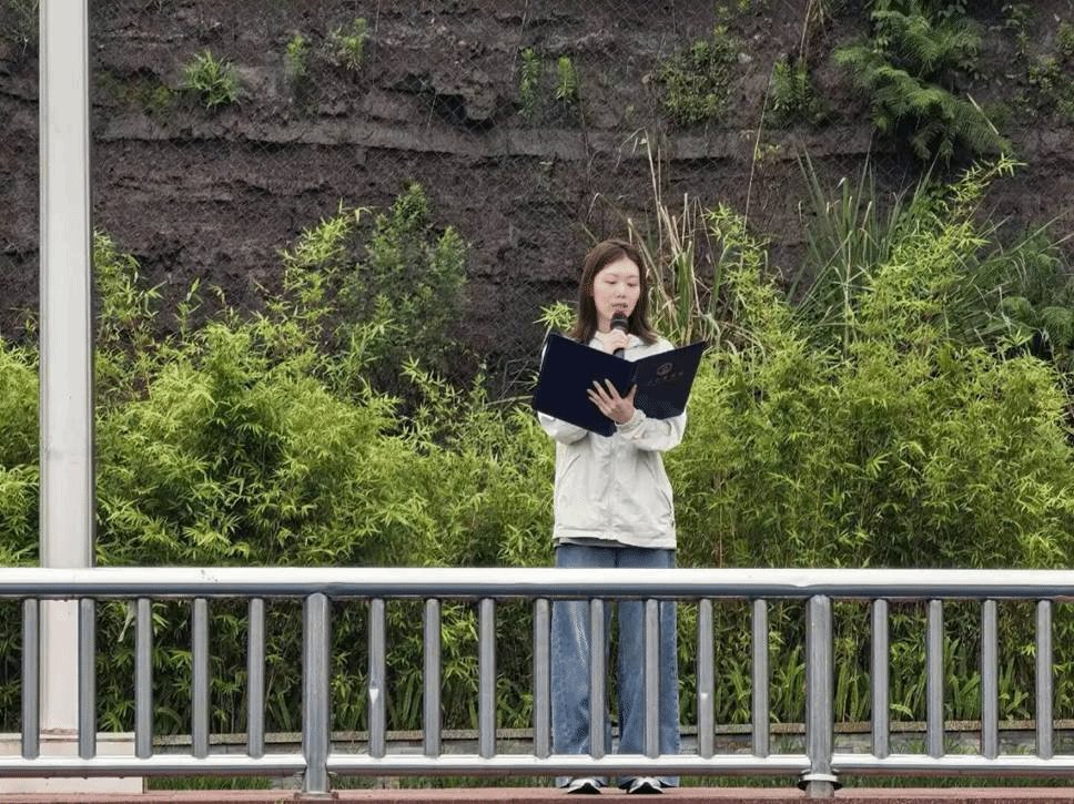 国旗护卫队迈着整齐的步伐护送国旗入场