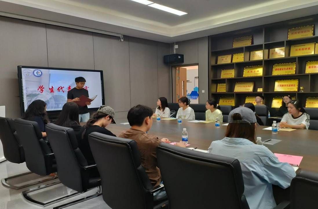 并全面解读了助学金的帮扶对象