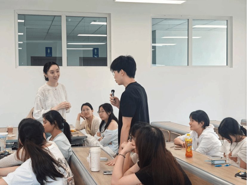 各班级同步组织全体同学在教室