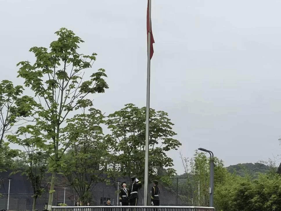 并组织全体参会人员起立齐唱中国共产主