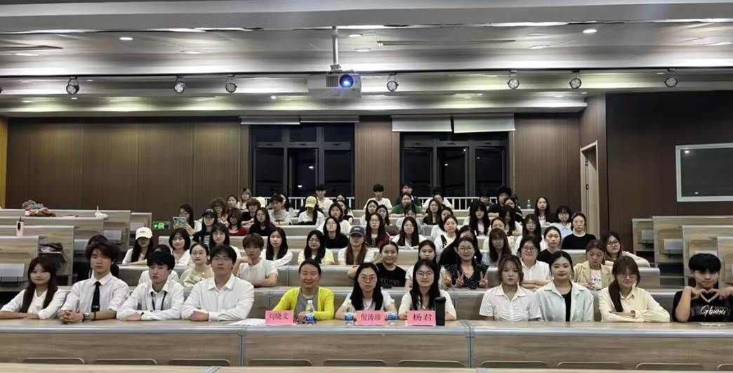 不同学段的师范生搭建展示教学风采